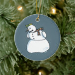 Ornamento de cerámica azul de Snowman<br><div class="desc">El adorno navideño de cerámica de Snowman es para coleccionistas de adornos navideños, amantes de las nevadas, recolectores de nieve y fanáticos de los personalizados. Snowman es el arte personalizado original de Steamy Raimon. * sugerencias: 1) varios de estos ornamentos y línea de pesca (o cuerda) hacen para un excelente...</div>