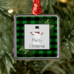 Ornamento de cerámica de búfalo verde de Snowman<br><div class="desc">Decore su árbol de Navidad esta temporada navideña con un adorno de manjares de búfalo verde de nieve. El diseño de Ornament incluye una caja adornada con ramas de pino y un encantador muñeco de nieve sobre un fondo de manto de búfalo. También hay artículos de regalo y de vacaciones...</div>
