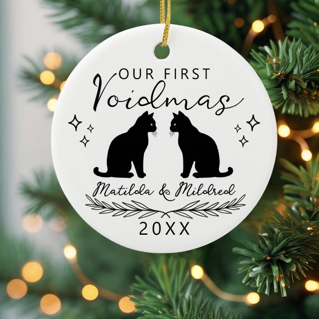 Ornamento de cerámica de la primera familia de gat (First Voidmas with your black cats? Here's the ornament to celebrate that wonderful moment. )