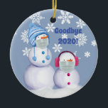 Ornamento de cerámica de Snowman 2020<br><div class="desc">Ornamento de cerámica de Snowman 2020</div>