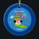 Ornamento de cerámica de Snowman Merry Christmas<br><div class="desc">Un pequeño y dulce muñeco de nieve en un gorra,  bufanda y agujeros con pájaros que le han caído encima. Una escena de invierno,  el mensaje puede cambiarse como se desee.</div>