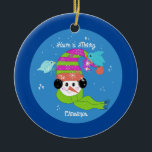 Ornamento de cerámica de Snowman Merry Christmas<br><div class="desc">Un pequeño y dulce muñeco de nieve en un gorra,  bufanda y agujeros con pájaros que le han caído encima. Una escena de invierno,  el mensaje puede cambiarse como se desee.</div>