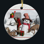 Ornamento de ciervo de Snowman de buzón de correo<br><div class="desc">Hombre de nieve adorable, con ciervo al lado de un decorado buzón de correo escena de invierno adorno de vacaciones de cerámica . Este adorable ornamento cuenta con un buzón de correo decorado con un regalo en el interior y un almacén colgado en su costado. Al lado del buzón hay...</div>