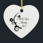 Ornamento de compromiso de flor de diamante casar<br><div class="desc">Sorpréndala y emociona con esta hermosa proposición matrimonial en forma de corazón blanco que surge la pregunta "¿Te casarás conmigo?" Diseñado con la imagen de una flor de fibra negra y el aspecto diminuto de diamante en un fondo blanco limpio. La parte posterior tiene un patrón de encaje boda y...</div>