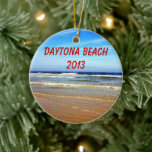 Ornamento de Daytona Beach<br><div class="desc">Fotografía de la playa en Daytona Beach,  la Florida. El texto adaptable lee,  "Daytona Beach 2013" en el frente y "las mejores vacaciones nunca."</div>