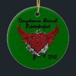 Ornamento de Daytona Beach Biktoberfest 2012<br><div class="desc">Aquí tenemos un corazón del estilo del tatuaje con Daytona Beach Biketoberfest 2012 en texto negro. Este ornamento se muestra con un fondo verde cuál usted puede cambiar fácilmente haciendo clic el botón del personalizar y entonces corregir elija el fondo del menú de persiana y escoja su color. Esto es...</div>