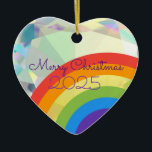 Ornamento de deseo cerámico del corazón del Diaman<br><div class="desc">El corazón de un diamante brillante y el arco iris sobre un sencillo adorno cerámico en forma de corazón. Esta joya pastel de bonito es un encantador regalo de bienvenida. Añada su propio mensaje de vacaciones y un deseo muy especial de hacer de este un regalo verdaderamente único. Aclarar las...</div>