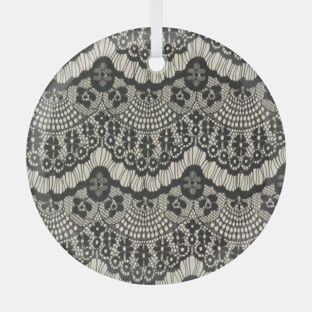 Ornamento de encaje de tela sobre blanco. (Anverso)