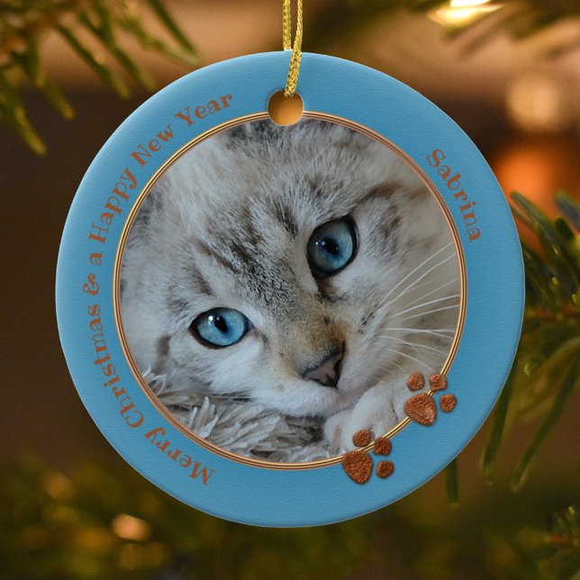 Ornamento de foto de Navidades azules de Kitty Kee (Christmas ornament featuring a photo of your own cat framed by a blue and gold border)