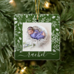 Ornamento de foto verde rústico con vegetación<br><div class="desc">Tu foto favorita sobre hojas blancas, bayas y puntos y CUALQUIER fondo COLOR (mostramos verde). ¡CAMBIAR el nombre a cualquier cosa! CONSEJO: Coloque el texto entre los cuadrados para conservar los cambios de texto - cargue una foto de alta resolución recortada en forma cuadrada. Este adorno navideño hace un regalo...</div>