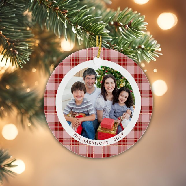 Ornamento de fotos de dos lados de la familia Red  (Red Plaid Family Christmas 2 Sided Photo Ornament)