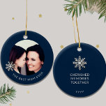 Ornamento de fotos de la mejor mamá de la historia<br><div class="desc">Aproveche los momentos tesoros compartidos entre una madre y su hija con nuestro Ornamento fotográfico "Mejor Mamá Nunca". El frente muestra una reconfortante foto que capta su vínculo especial, irradiando amor y alegría, mientras que el sentimiento "La mejor mamá jamás" celebra elegantemente su rol. En la parte trasera, "Recuerdos apreciados...</div>