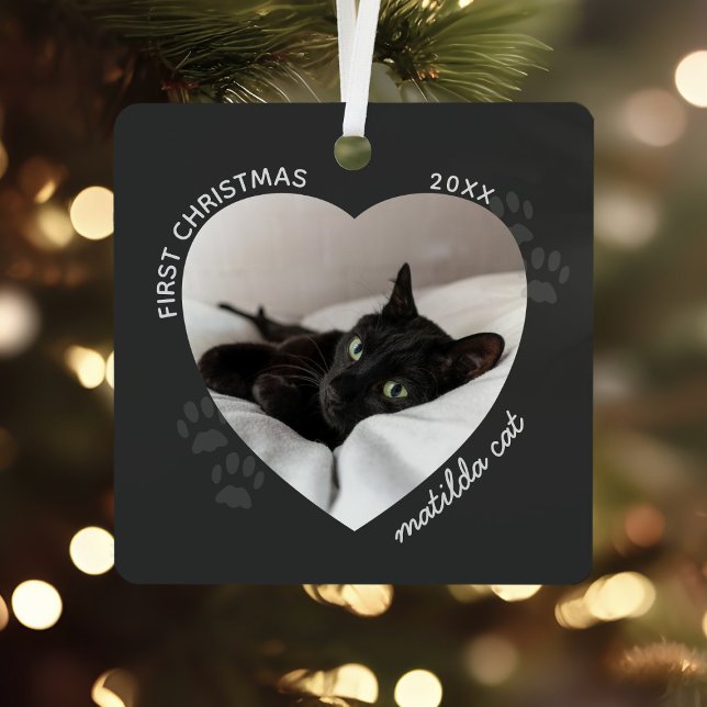 Ornamento de fotos de Mascota navideño primero (Upload your cat photo to this cute heart frame First Christmas ornament. Purrfect!)
