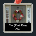 Ornamento de fotos de nuestra primera casa en una<br><div class="desc">Añade una foto de tu primer hogar y personaliza este adorno con tu información. Este adorno será un gran placer en los años venideros.</div>