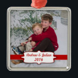 Ornamento de fotos de pancartas rojas<br><div class="desc">Un adorno de personalizable con una pancarta roja.</div>