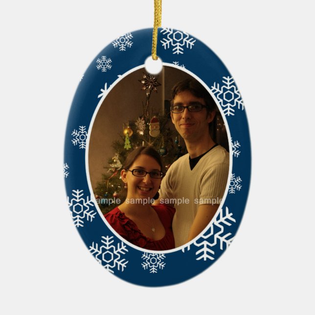 Ornamento de fotos ovaladas de copos de nieve en i (Frente)