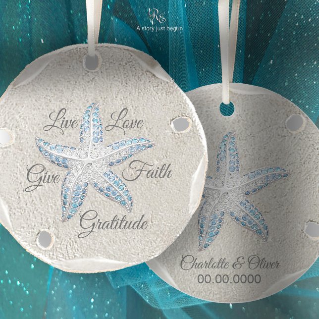 Ornamento de gema de pez estelar del dólar de aren (A timeless touch of seaside charm, this sand dollar ornament may be easily personalized.)