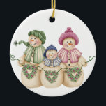 Ornamento de Keepsake de la familia Snowman<br><div class="desc">Una familia de snowman con coronas en forma de corazón en un adorno de porcelana hará las delicias de todos los amantes de las nevadas y del invierno.</div>