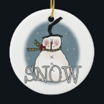 Ornamento de Keepsake del Gorra Snowman<br><div class="desc">¡Un muñeco de nieve con una bufanda y un gorra de alta estepa y un texto que dice "NIEVE" en un adorno de vacaciones de snowman keepsake que seguramente amarás en los años venideros!</div>