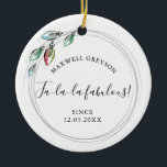 Ornamento de la Pareja Primero de Navidad<br><div class="desc">Un regalo perfecto para recién casados o bodas de aniversario, este elegante adorno navideño acrílico incluye sus nombres y fecha boda rodeados por una serie de modernas luces de vacaciones. Tu apellido se pone en una divertida tipografía con letras a mano sobre un sólido fondo blanco. Personalizar este ornamento redondo...</div>