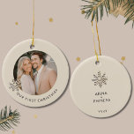 Ornamento de la primera fotografía navideña de una<br><div class="desc">Celebra un hito especial con este Ornamento de fotos de primera Navidad de esta pareja elegante. Aprecie sus primeras vacaciones en pareja con este exquisito adorno con una foto de personalizable enmarcada por un delicado copo de nieve de oro con champán en un fondo claro. El frente presenta elegantemente "Nuestra...</div>