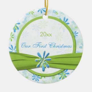 Ornamento de la primera Navidad de Floral verde y 