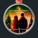 Ornamento de la primera pareja de recién casados d<br><div class="desc">Una forma original de recordar tu primera Navidad en pareja. Nuestro moderno adorno contiene Navidades,  un diseño romántico que usted puede personalizar. Hace un gran regalo y un recuerdo duradero. Haga clic en el botón de edición para personalizar este diseño con sus fotos y detalles.</div>