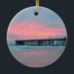 Ornamento de la salida del sol del embarcadero de<br><div class="desc">Artículo hermoso con una mañana nublada con una salida del sol en el embarcadero de la calle principal de Daytona Beach en la Florida con colores rosados bonitos.</div>