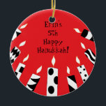Ornamento de las velas rojas/blancas/negras de Han<br><div class="desc">Ornamento Hanukkah Red/White/Black Candles. Personalice cada lado eliminando el texto existente y agregando el suyo propio con su estilo de fuente,  color y tamaño favoritos. ¡Feliz Hanukkah! ¡Gracias por ir de compras y detenerse!</div>