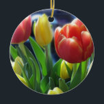 Ornamento de los tulipanes<br><div class="desc">Ornamento de los tulipanes. El tulipán holandés rojo y amarillo florece en el ornamento caliente de la foto de la luz del sol de la primavera. ¡Este ornamento del regalo de la flor es completamente adaptable! ¡Añada y personalice con sus textos e imágenes! ¡Un regalo floral hermoso para el amante...</div>