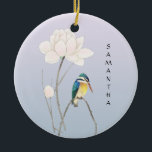 Ornamento de Loto Vintage Japonés Monograma<br><div class="desc">Obra de arte basada en una huella japonesa vintage (alojada en Rijksmuseum) que presenta a un colorido y bonito pescador sentado en una rama, una gran flor de loto rosa claro. Nombre personalizado escrito en tipo de letra tipo jeroglífico. Acuarela. Fondo morado polvoriento nebuloso. Azul, lila, gris, rosa, verde esmeralda,...</div>