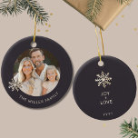 Ornamento de Navidad de fotos familiares personali<br><div class="desc">Celebra la alegría y la unión de la temporada navideña con nuestro Ornamento de Navidad de Fotografía Familiar Personalizada. La parte delantera muestra una preciada foto familiar enmarcada por un elegante diseño de copos de nieve, mientras que el nombre de la familia añade un toque personal. En la parte trasera,...</div>