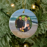 Ornamento de Navidad de Photo Beach personalizado<br><div class="desc">Decora tu árbol de Navidad con este adorno personalizado. El diseño presenta las vibrantes olas de océano blanco y azul acuático de la costa de Melbourne en Australia. Puede cambiar el texto moderno para agregar el nombre de su familia,  año y fotografía.</div>