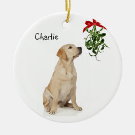 Ornamento de Navidad de Yellow Lab Mistletoe