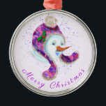 Ornamento De Navidad Snowman En Gorra De Beanie Pú<br><div class="desc">Ornamentos navideños con Feliz Snowman en morado Beanie Gorra de invierno Navidades divertidos Colección de pintura - Elegir / Añadir su texto único / nombre / color - Hacer su regalo especial de Navidad adorno - Redimensionar y mover o eliminar / añadir elementos - imagen / texto con herramienta de...</div>