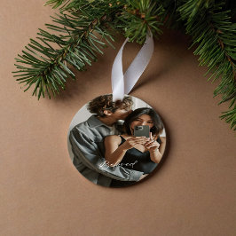 Ornamento de parejas románticas con escritura amad