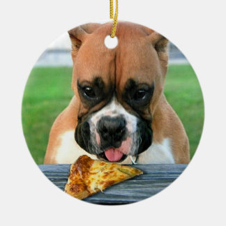 Ornamento de perro de boxer come pizza