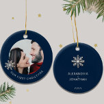 Ornamento de primera Navidad personalizado<br><div class="desc">Celebra un hito especial con este adorno de Navidad Personalizada. Aprecie sus primeras vacaciones en pareja con este exquisito adorno que incluye una foto de personalizable enmarcada por un delicado copo de nieve sobre un rico fondo azul marino. El frente presenta elegantemente "Nuestra Primera Navidad" en los tercios inferiores, capturando...</div>