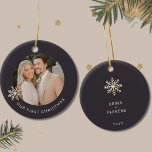 Ornamento de primera Navidad personalizado<br><div class="desc">Celebra un hito especial con este adorno de Navidad Personalizada. Aprecie sus primeras vacaciones en pareja con este exquisito adorno con una foto de personalizable enmarcada por un delicado copo de nieve dorado con champán en un rico fondo oscuro. El frente presenta elegantemente "Nuestra Primera Navidad" en los tercios inferiores,...</div>