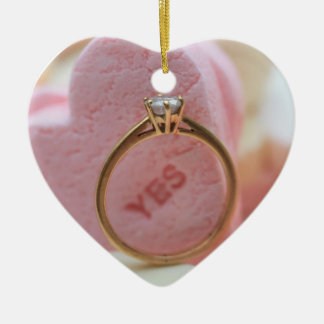 Ornamento de propuesta de anillo de diamantes