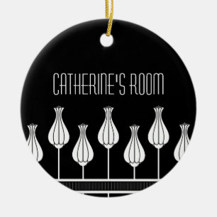 Ornamento de puertas florales en blanco y negro