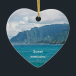 Ornamento de Recuerdos dulces de Scenic Beach Vaca<br><div class="desc">Un hermoso paisaje de playa hawaiano en un adorno en forma de corazón de bonito para recordarle los tiempos de relax en las vacaciones, o de su luna de miel. Puede cambiar la redacción si lo desea. El elegante texto blanco dice actualmente "recuerdos dulces" en la parte delantera y trasera....</div>