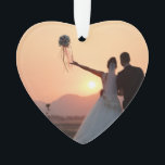 Ornamento de Rosa Gold para recién casados<br><div class="desc">Celebra tu nuevo viaje con este elegante adorno de oro rosa,  personalizado con tu foto boda. Perfecto para recién casados para apreciar recuerdos especiales o como un eterno recuerdo de aniversario. Añade un toque sofisticado a las vacaciones o a la decoración de la casa.</div>