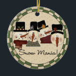 Ornamento de Snow Mania Snowman Keepsake<br><div class="desc">Cuatro hombres de nieve y texto que dice "¡Manía de la nieve!" en un adorno de fiestas de porcelana redondeada de aguijón ¡seguro que te encantarán por los años venideros!</div>