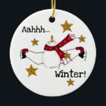 Ornamento de Snowman Keepsake para patinar sobre h<br><div class="desc">Un muñeco de nieve con una larga patineta de hielo roja mientras está rodeado de estrellas doradas y el texto dice "¡Aaahh...  invierno!" en nuestro adorno de feriado de vacaciones de Snowman por el patinaje sobre hielo.</div>