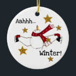 Ornamento de Snowman Keepsake para patinar sobre h<br><div class="desc">Un muñeco de nieve con una larga patineta de hielo roja mientras está rodeado de estrellas doradas y el texto dice "¡Aaahh...  invierno!" en nuestro adorno de feriado de vacaciones de Snowman por el patinaje sobre hielo.</div>