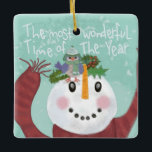 Ornamento de Snowman y pájaro<br><div class="desc">Esta linda amistad de un muñeco de nieve y su amiguita, los pájaros están disfrutando de un día de invierno. El lindo pájaro trajo al hombre de nieve hojas especiales huecas y una corona para hacerle parecer más festivo desde que perdió su sombrero de cabeza. La bufanda del muñeco de...</div>
