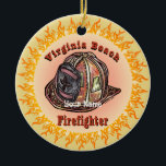 Ornamento de Virginia Beach Firefighter<br><div class="desc">Ornamento del bombero de Virginia Beach, camisetas de bomberos, prendas de bomberos, regalos del Ilustracion ArtMuvz. En su lugar, puede agregar su nombre o texto. Personalizar este adorno de los bomberos de Virginia Beach para hacerlo único suyo o para regalarlo como regalo personalizado. El diseño audaz incluye un casco para...</div>