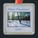 Ornamento de 'Winter Wonderland' 2025<br><div class="desc">Una imagen de un hermoso bosque de invierno adorna este hermoso adorno. ¡Con fecha,  para hacer las vacaciones perfectas!</div>