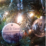 Ornamento de Winter Wonderland "Let it Snow"<br><div class="desc">Decoren su árbol de Navidad con este adorno de tierra maravillosa de invierno. Este diseño de Let it Snow fue creado por Susan Golis. Este adorno sería un regalo para un amigo,  un compañero de trabajo o una familia.</div>